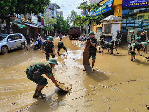 Những hình ảnh đẹp ấm tình quân dân trong bão lũ  - ảnh 10