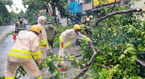 Những hình ảnh đẹp ấm tình quân dân trong bão lũ  - ảnh 2