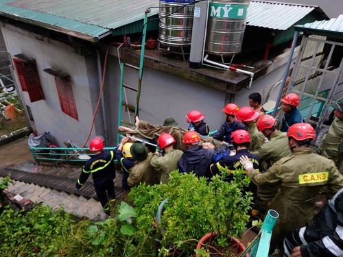 Những hình ảnh đẹp ấm tình quân dân trong bão lũ  - ảnh 4