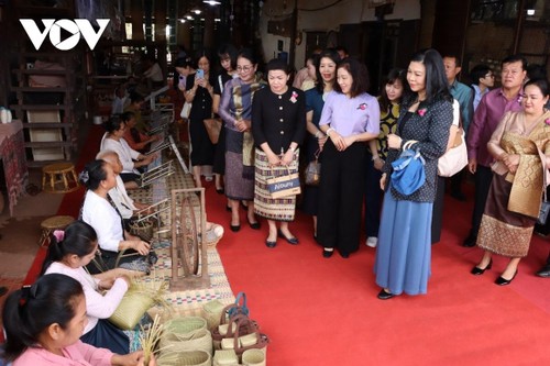 Phu nhân Tổng Bí thư tham dự Hội thảo dệt may truyền thống ASEAN lần thứ 9 tại Lào - ảnh 4