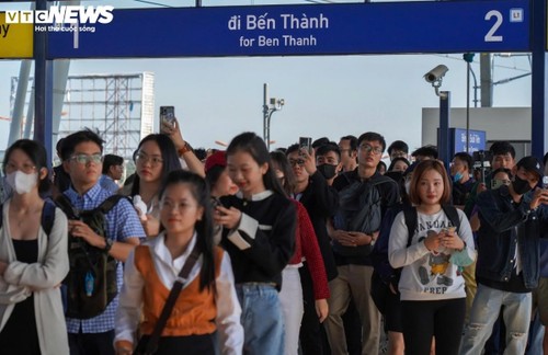 Giới trẻ háo hức "check-in" tàu Metro số 1 - ảnh 1