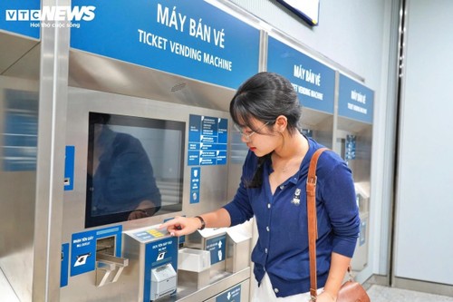 Giới trẻ háo hức "check-in" tàu Metro số 1 - ảnh 2