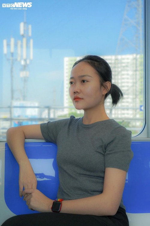 Giới trẻ háo hức "check-in" tàu Metro số 1 - ảnh 4