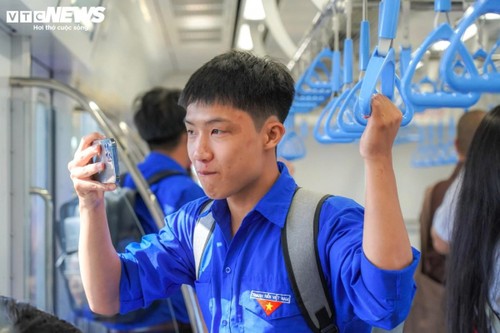 Giới trẻ háo hức "check-in" tàu Metro số 1 - ảnh 5