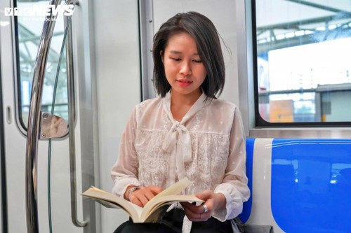 Giới trẻ háo hức "check-in" tàu Metro số 1 - ảnh 7