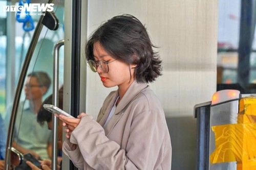 Giới trẻ háo hức "check-in" tàu Metro số 1 - ảnh 8