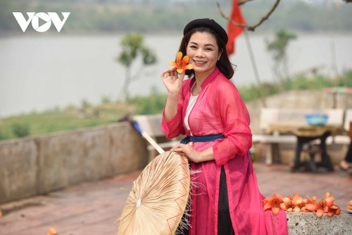 Du khách nô nức chụp ảnh bên cây gạo hơn 200 tuổi nở hoa rực rỡ ở Bắc Giang - ảnh 5