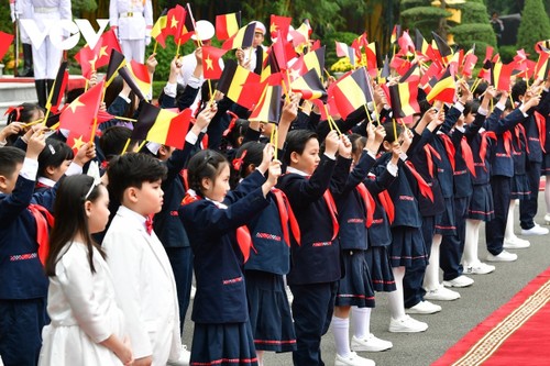 Lễ đón trọng thể Nhà vua và Hoàng hậu Vương quốc Bỉ thăm cấp Nhà nước tới Việt Nam - ảnh 8