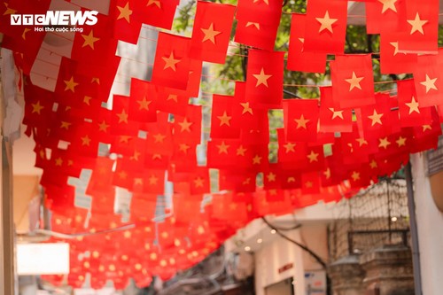 Cờ Tổ quốc nhuộm thắm từng góc phố, toà nhà những ngày tháng Tư lịch sử - ảnh 8