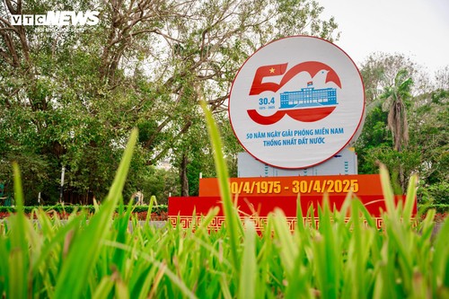 Cờ Tổ quốc nhuộm thắm từng góc phố, toà nhà những ngày tháng Tư lịch sử - ảnh 9