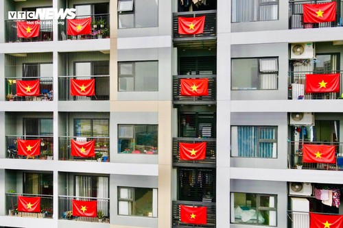 Cờ Tổ quốc nhuộm thắm từng góc phố, toà nhà những ngày tháng Tư lịch sử - ảnh 7