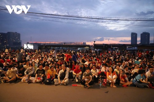 Người dân TP. Hồ Chí Minh ra đường từ nửa đêm chờ xem tổng duyệt diễu binh, diễu hành - ảnh 10