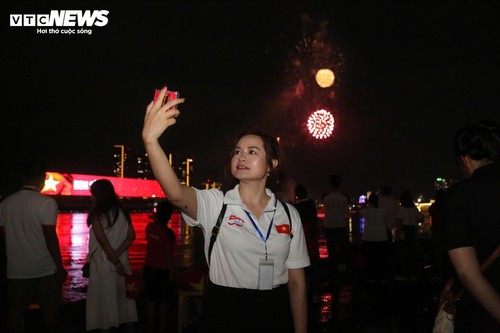 Người dân TP. Hồ Chí Minh đội mưa ngắm pháo hoa rực sáng bầu trời - ảnh 9