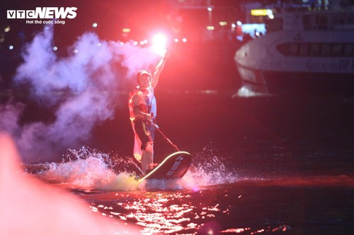 Người dân TP. Hồ Chí Minh đội mưa ngắm pháo hoa rực sáng bầu trời - ảnh 10