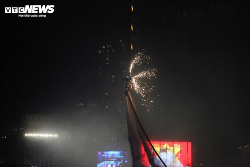 Người dân TP. Hồ Chí Minh đội mưa ngắm pháo hoa rực sáng bầu trời - ảnh 13