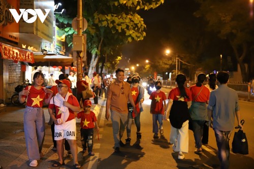 Người dân TP. Hồ Chí Minh ra đường từ nửa đêm chờ xem tổng duyệt diễu binh, diễu hành - ảnh 1