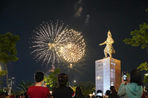 Người dân TP. Hồ Chí Minh đội mưa ngắm pháo hoa rực sáng bầu trời - ảnh 1