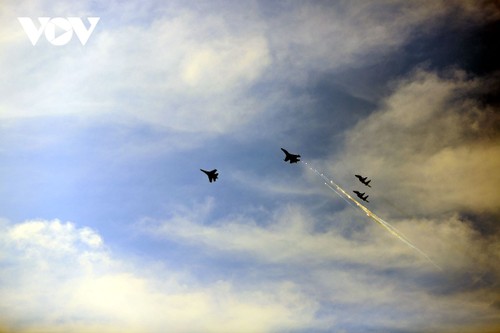 Tiêm kích thả bẫy nhiệt trên bầu trời TP. Hồ Chí Minh trong lễ tổng duyệt cấp Nhà nước - ảnh 1
