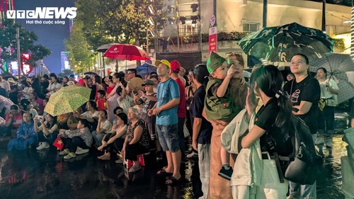 Người dân TP. Hồ Chí Minh đội mưa ngắm pháo hoa rực sáng bầu trời - ảnh 2