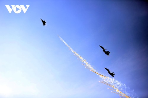 Tiêm kích thả bẫy nhiệt trên bầu trời TP. Hồ Chí Minh trong lễ tổng duyệt cấp Nhà nước - ảnh 3