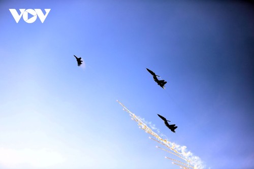 Tiêm kích thả bẫy nhiệt trên bầu trời TP. Hồ Chí Minh trong lễ tổng duyệt cấp Nhà nước - ảnh 4