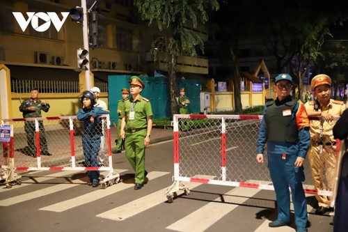 Người dân TP. Hồ Chí Minh ra đường từ nửa đêm chờ xem tổng duyệt diễu binh, diễu hành - ảnh 4