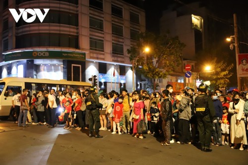 Người dân TP. Hồ Chí Minh ra đường từ nửa đêm chờ xem tổng duyệt diễu binh, diễu hành - ảnh 5