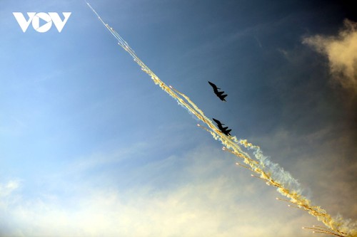 Tiêm kích thả bẫy nhiệt trên bầu trời TP. Hồ Chí Minh trong lễ tổng duyệt cấp Nhà nước - ảnh 6