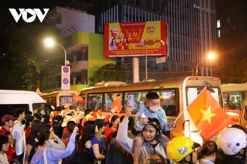 Người dân TP. Hồ Chí Minh ra đường từ nửa đêm chờ xem tổng duyệt diễu binh, diễu hành - ảnh 7