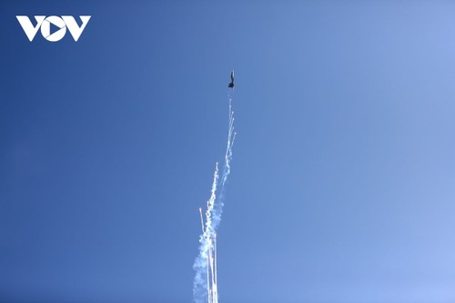 Tiêm kích thả bẫy nhiệt trên bầu trời TP. Hồ Chí Minh trong lễ tổng duyệt cấp Nhà nước - ảnh 7
