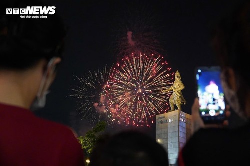 Người dân TP. Hồ Chí Minh đội mưa ngắm pháo hoa rực sáng bầu trời - ảnh 6