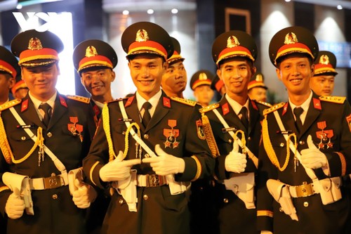 Người dân TP. Hồ Chí Minh ra đường từ nửa đêm chờ xem tổng duyệt diễu binh, diễu hành - ảnh 8