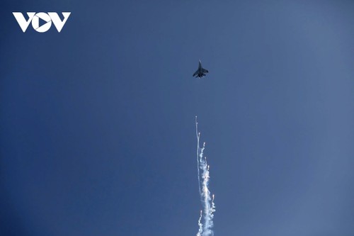 Tiêm kích thả bẫy nhiệt trên bầu trời TP. Hồ Chí Minh trong lễ tổng duyệt cấp Nhà nước - ảnh 8