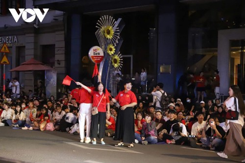 Người dân TP. Hồ Chí Minh ra đường từ nửa đêm chờ xem tổng duyệt diễu binh, diễu hành - ảnh 9