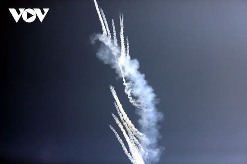 Tiêm kích thả bẫy nhiệt trên bầu trời TP. Hồ Chí Minh trong lễ tổng duyệt cấp Nhà nước - ảnh 9
