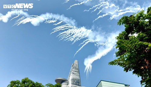 Cận cảnh trực thăng kéo cờ, tiêm kích Su30-MK2 thả nhiễu trên bầu trời TP. Hồ Chí Minh - ảnh 10