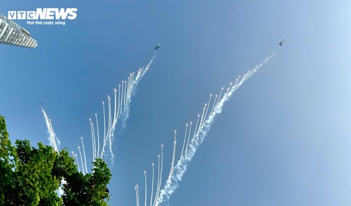 Cận cảnh trực thăng kéo cờ, tiêm kích Su30-MK2 thả nhiễu trên bầu trời TP. Hồ Chí Minh - ảnh 11
