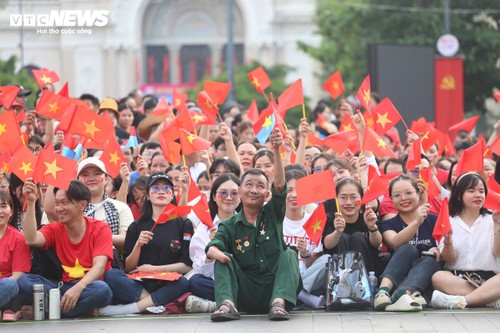 Cận cảnh trực thăng kéo cờ, tiêm kích Su30-MK2 thả nhiễu trên bầu trời TP. Hồ Chí Minh - ảnh 13