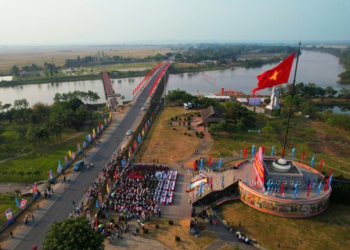 Lễ Thượng cờ “Thống nhất non sông” tại đôi bờ Hiền Lương - Bến Hải - ảnh 1