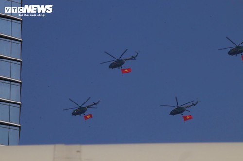 Cận cảnh trực thăng kéo cờ, tiêm kích Su30-MK2 thả nhiễu trên bầu trời TP. Hồ Chí Minh - ảnh 2
