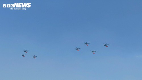 Cận cảnh trực thăng kéo cờ, tiêm kích Su30-MK2 thả nhiễu trên bầu trời TP. Hồ Chí Minh - ảnh 3