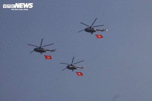 Cận cảnh trực thăng kéo cờ, tiêm kích Su30-MK2 thả nhiễu trên bầu trời TP. Hồ Chí Minh - ảnh 4