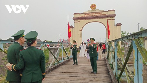 Lễ Thượng cờ “Thống nhất non sông” tại đôi bờ Hiền Lương - Bến Hải - ảnh 6