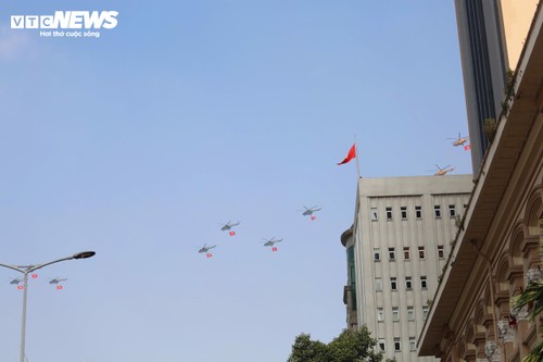 Cận cảnh trực thăng kéo cờ, tiêm kích Su30-MK2 thả nhiễu trên bầu trời TP. Hồ Chí Minh - ảnh 6