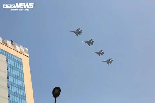 Cận cảnh trực thăng kéo cờ, tiêm kích Su30-MK2 thả nhiễu trên bầu trời TP. Hồ Chí Minh - ảnh 8