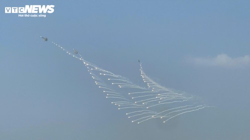 Cận cảnh trực thăng kéo cờ, tiêm kích Su30-MK2 thả nhiễu trên bầu trời TP. Hồ Chí Minh - ảnh 9