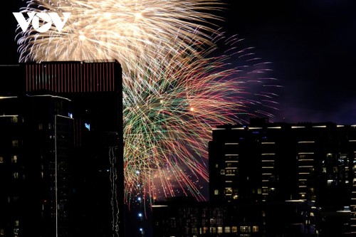 Pháo hoa rực rỡ ghi dấu kỷ niệm 50 năm ngày thống nhất non sông - ảnh 10