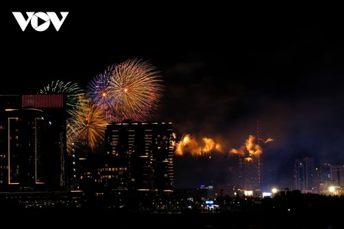 Pháo hoa rực rỡ ghi dấu kỷ niệm 50 năm ngày thống nhất non sông - ảnh 12