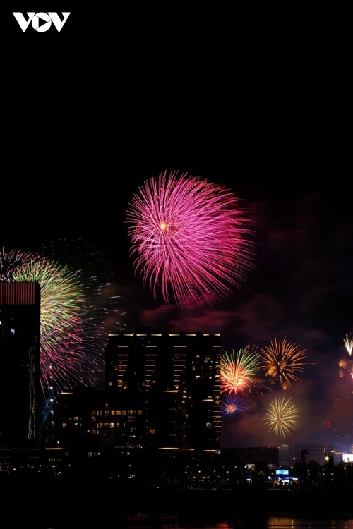 Pháo hoa rực rỡ ghi dấu kỷ niệm 50 năm ngày thống nhất non sông - ảnh 13