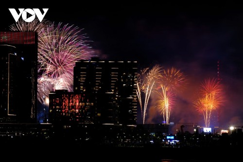 Pháo hoa rực rỡ ghi dấu kỷ niệm 50 năm ngày thống nhất non sông - ảnh 14